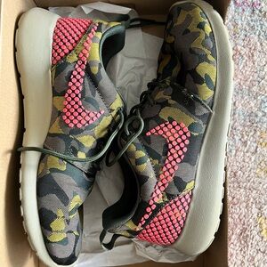 Nike Women's Roshe One Premium Plus Size 7
